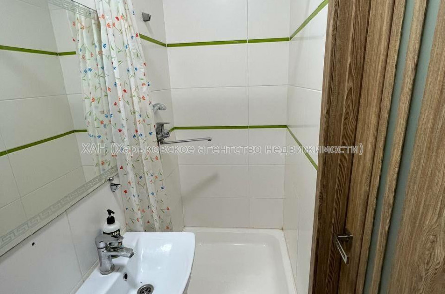 Продам квартиру, Добровольцев ул. , 4 , 1 кім., 18 м², капитальный ремонт 