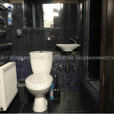 Здам нежитлову нерухомість, офисное помещение , 6 кім., 220 м², косметический ремонт 