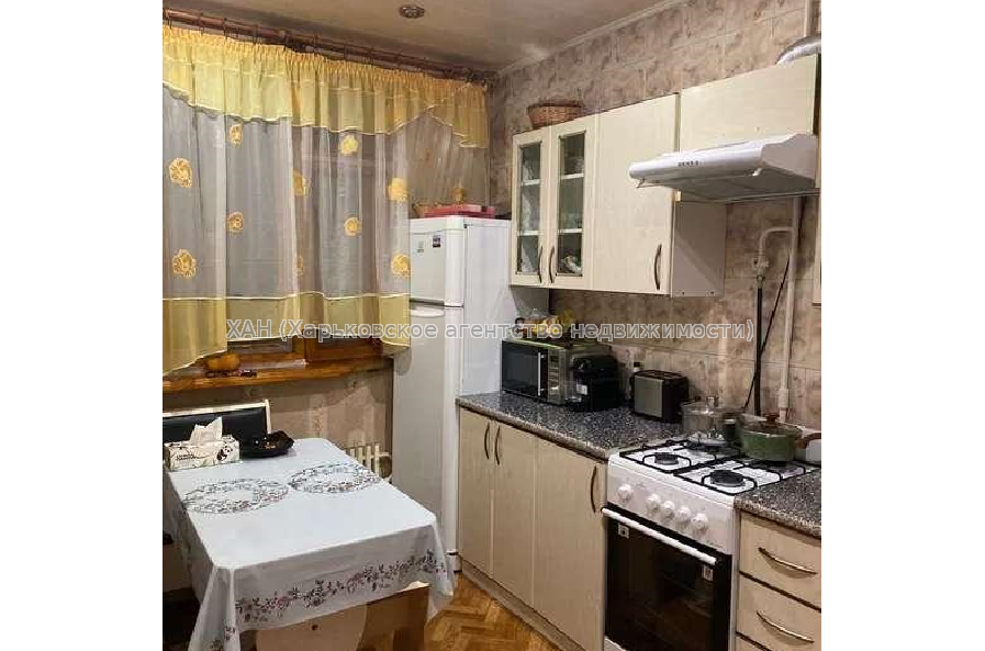 Продам квартиру, Светлая ул. , 3 кім., 68 м², косметический ремонт 