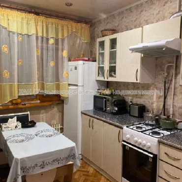 Продам квартиру, Светлая ул. , 3 кім., 68 м², косметический ремонт 