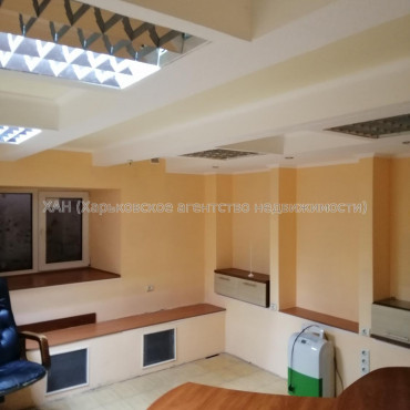 Продам нежилую недвижимость, офис в многоквартирном доме , 2  ком., 52.30 м², косметический ремонт 