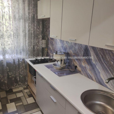 Продам квартиру, Юри Зойфера ул. , 3 кім., 80 м², косметический ремонт 