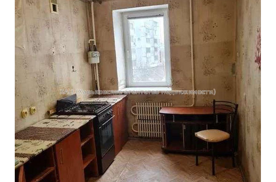 Продам квартиру, Залесская ул. , 3 кім., 65 м², без ремонта 