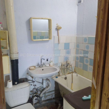 Продам квартиру, Ньютона ул. , 1 кім., 27 м², советский ремонт 