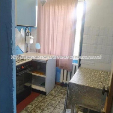 Продам квартиру, Ньютона ул. , 1 кім., 27 м², советский ремонт 