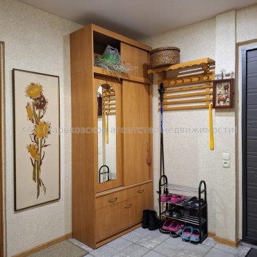 Продам квартиру, Тракторостроителей просп. , 3 кім., 61 м², капитальный ремонт 