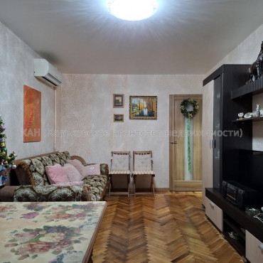Продам квартиру, Тракторостроителей просп. , 3 кім., 61 м², капитальный ремонт 
