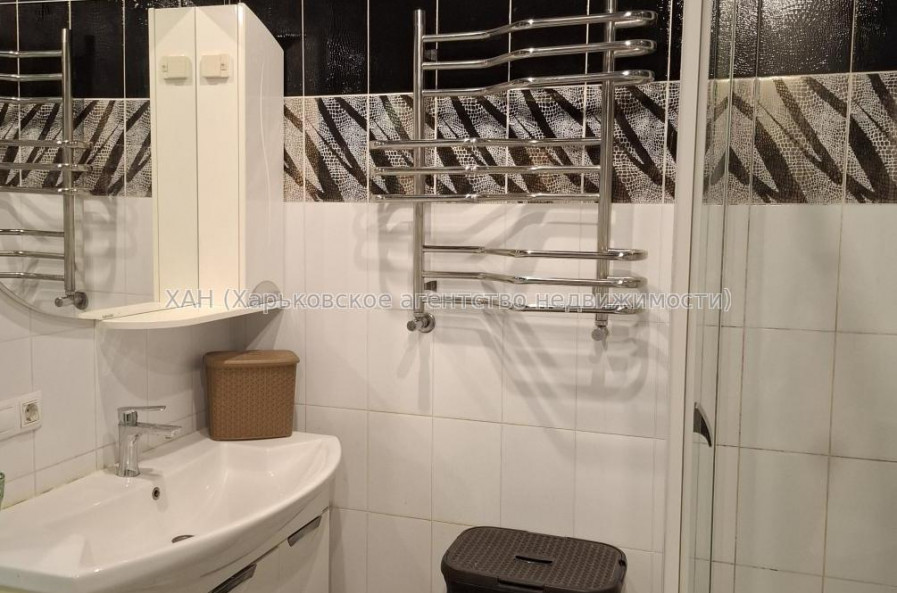 Продам квартиру, Гвардейцев Широнинцев ул. , 3 кім., 103.70 м², капитальный ремонт 