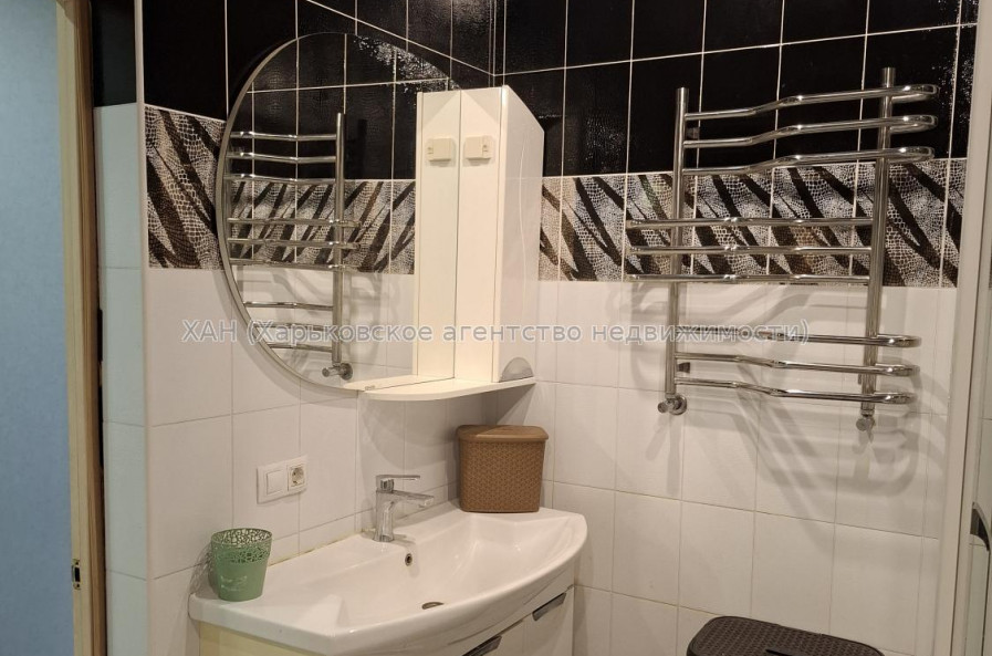 Продам квартиру, Гвардейцев Широнинцев ул. , 3 кім., 103.70 м², капитальный ремонт 