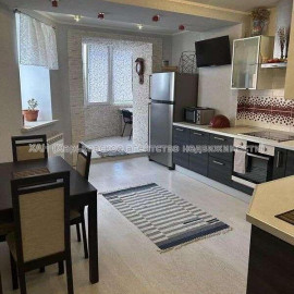Продам квартиру, Гвардейцев Широнинцев ул. , 3 кім., 103.70 м², капитальный ремонт