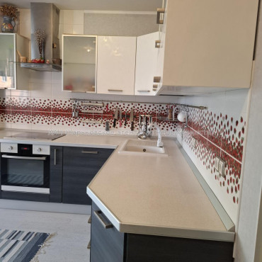 Продам квартиру, Гвардейцев Широнинцев ул. , 3 кім., 103.70 м², капитальный ремонт 