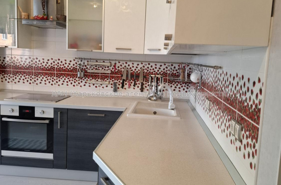 Продам квартиру, Гвардейцев Широнинцев ул. , 3 кім., 103.70 м², капитальный ремонт 