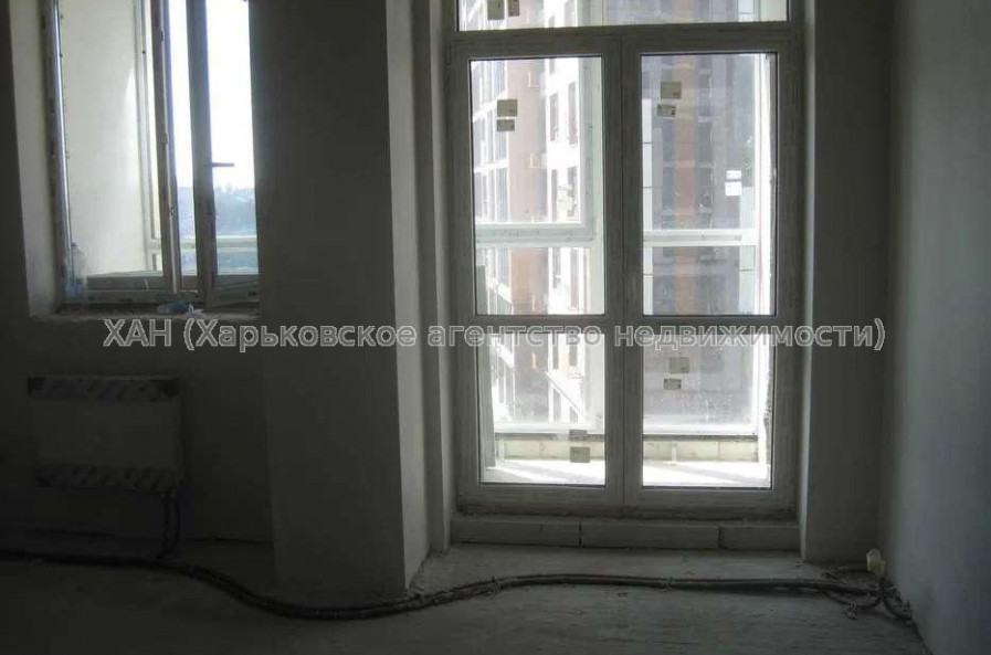Продам квартиру, Динамовская ул. , 2 кім., 80 м², без внутренних работ 