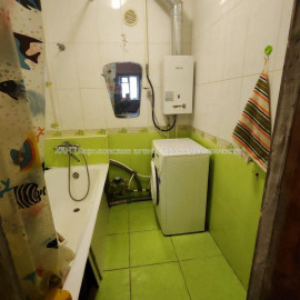 Продам квартиру, Навчальная ул. , 4 кім., 94 м², косметический ремонт