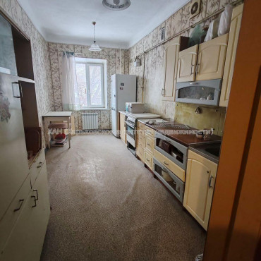 Продам квартиру, Навчальная ул. , 4 кім., 94 м², косметический ремонт 