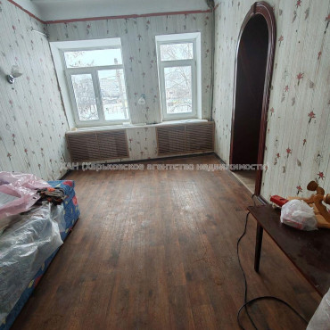 Продам квартиру, Навчальная ул. , 4 кім., 94 м², косметический ремонт 