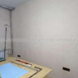 Продам квартиру, Академиков Ахиезеров ул. , 1 кім., 24 м², частичный ремонт