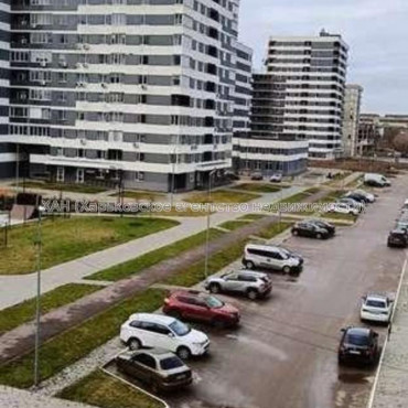 Продам квартиру, Льва Ландау просп. , 3 кім., 98 м², без ремонта 