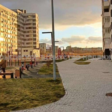 Продам квартиру, Льва Ландау просп. , 3 кім., 98 м², без ремонта 