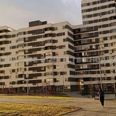 Продам квартиру, Льва Ландау просп. , 3 кім., 98 м², без ремонта 