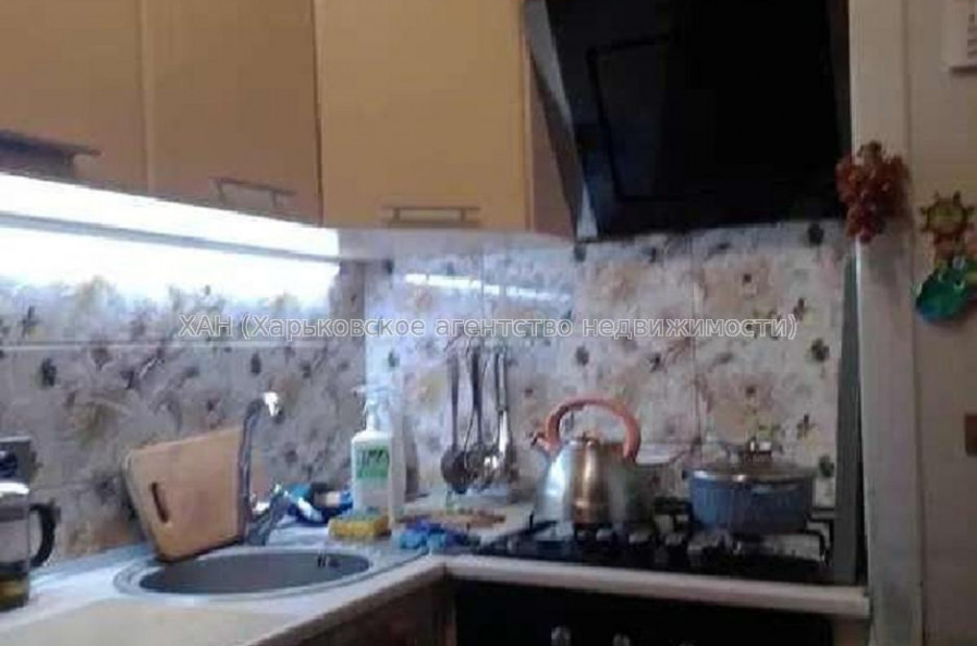 Продам квартиру, Валентиновская ул. , 3 кім., 65 м², капитальный ремонт 