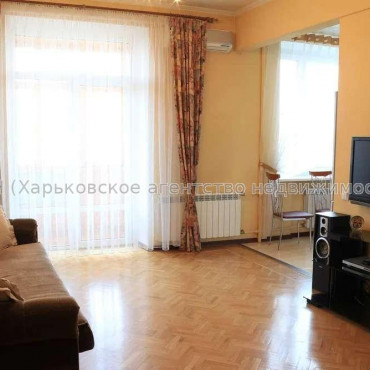 Продам квартиру, Воскресенская ул. , 2  ком., 57 м², капитальный ремонт 
