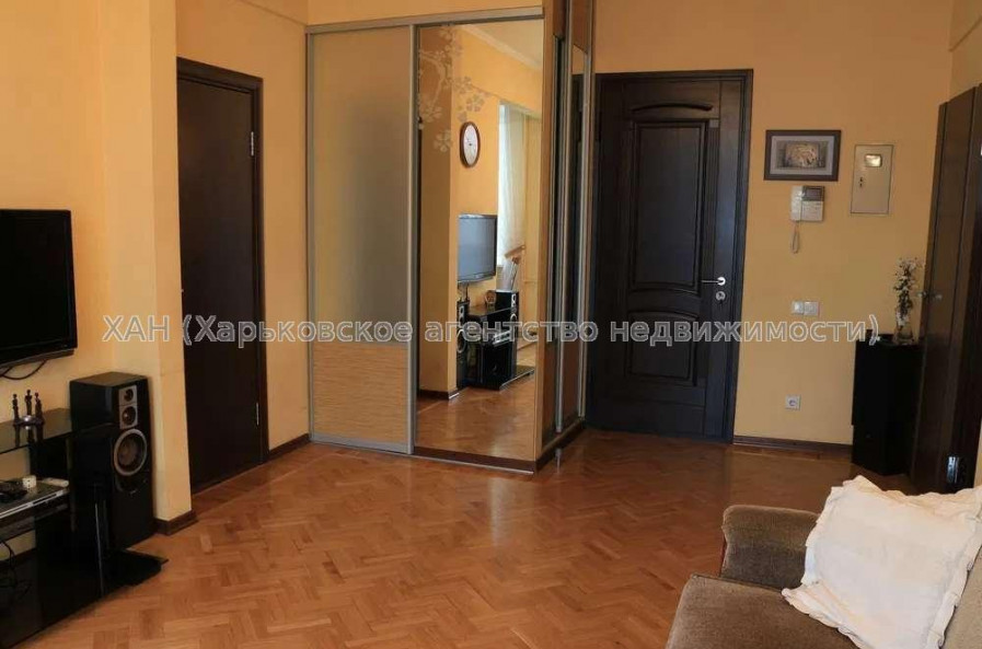 Продам квартиру, Воскресенская ул. , 2  ком., 57 м², капитальный ремонт 