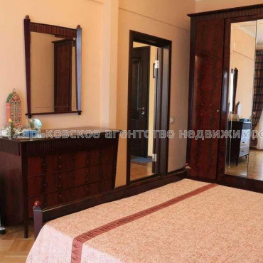 Продам квартиру, Воскресенская ул. , 2  ком., 57 м², капитальный ремонт 