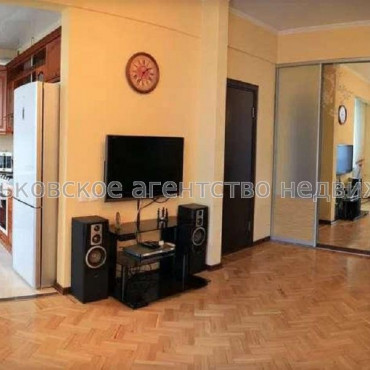 Продам квартиру, Воскресенская ул. , 2  ком., 57 м², капитальный ремонт 