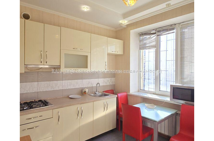 Продам квартиру, Евгения Котляра ул. , 1 кім., 40 м², капитальный ремонт 