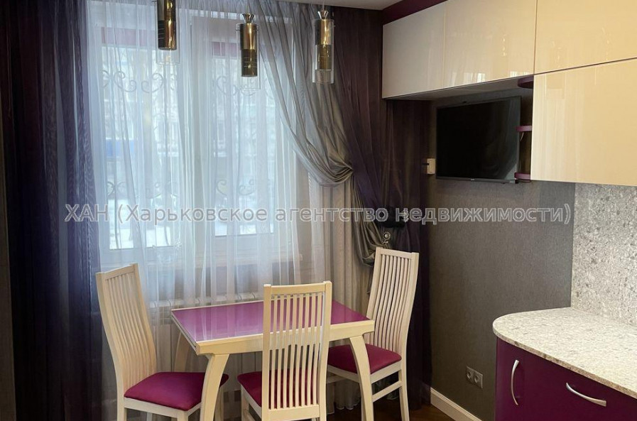 Продам квартиру, 92-й бригады ул. , 3  ком., 80 м², авторский дизайн 