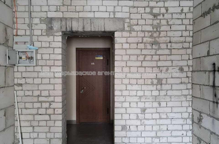 Продам нежилую недвижимость, офис в многоквартирном доме , 2  ком., 81 м², без внутренних работ 