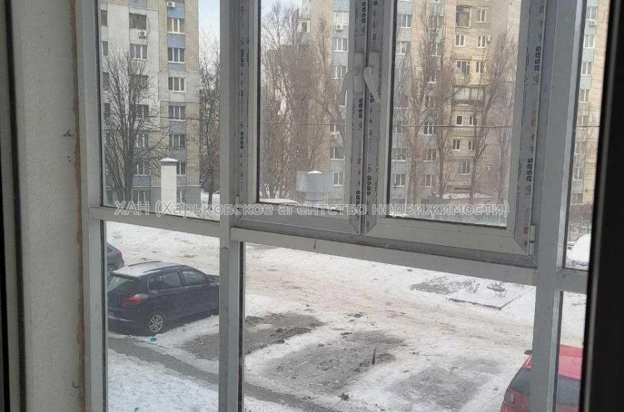 Продам нежилую недвижимость, офис в многоквартирном доме , 2  ком., 81 м², без внутренних работ 