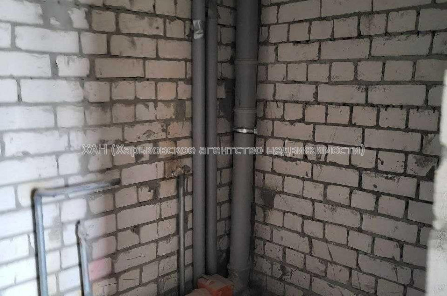 Продам нежилую недвижимость, офис в многоквартирном доме , 2  ком., 81 м², без внутренних работ 