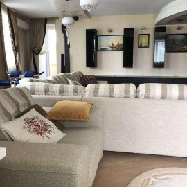 Продам квартиру, Залесская ул. , 3 кім., 132 м², капитальный ремонт