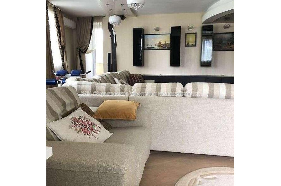 Продам квартиру, Залесская ул. , 3 кім., 132 м², капитальный ремонт 