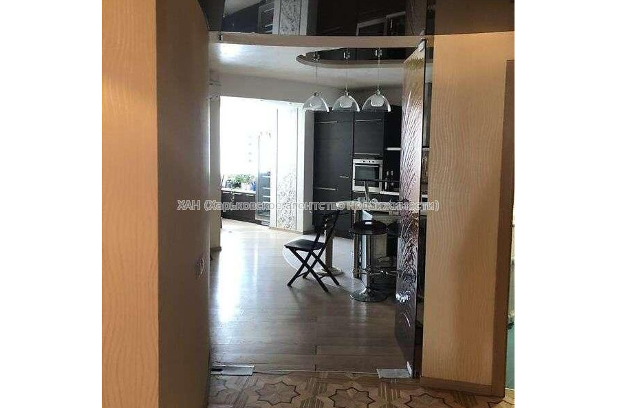 Продам квартиру, Залесская ул. , 3 кім., 132 м², капитальный ремонт 