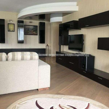 Продам квартиру, Залесская ул. , 3  ком., 132 м², капитальный ремонт 