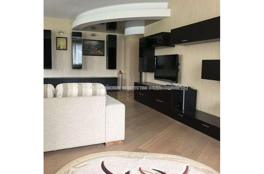 Продам квартиру, Залесская ул. , 3 кім., 132 м², капитальный ремонт 
