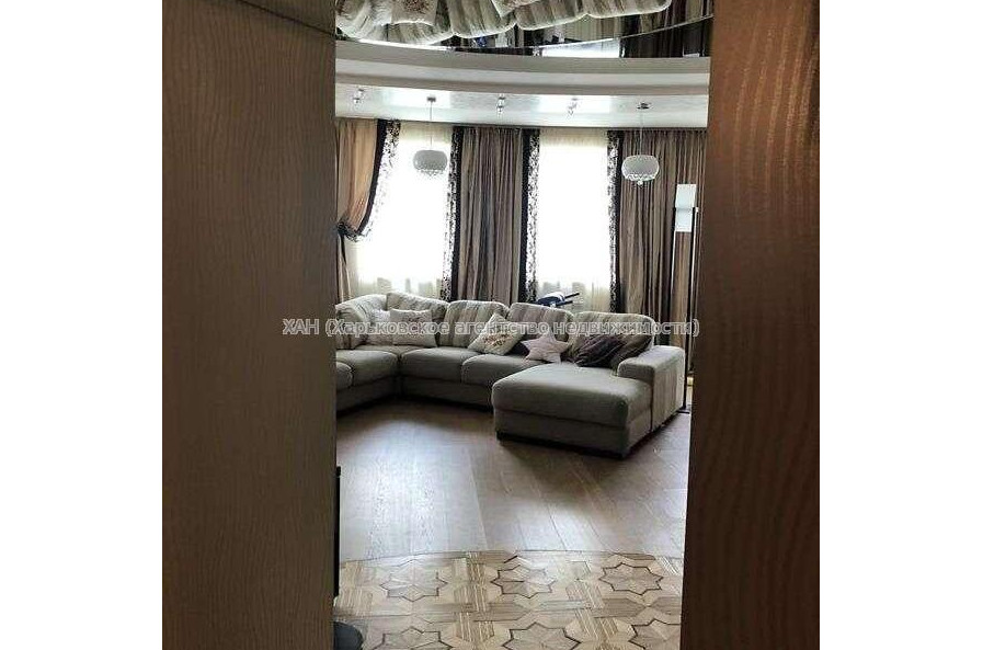 Продам квартиру, Залесская ул. , 3 кім., 132 м², капитальный ремонт 