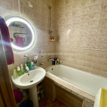 Продам квартиру, Непокоренных ул. , 3  ком., 68 м², косметический ремонт 