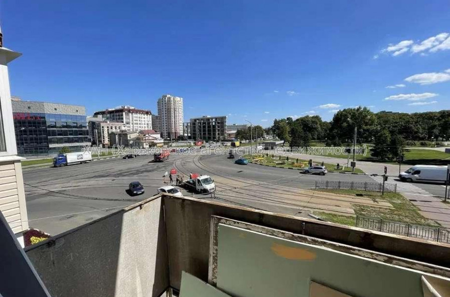 Продам квартиру, Защитников Украины пл. , 2  ком., 49 м², капитальный ремонт 