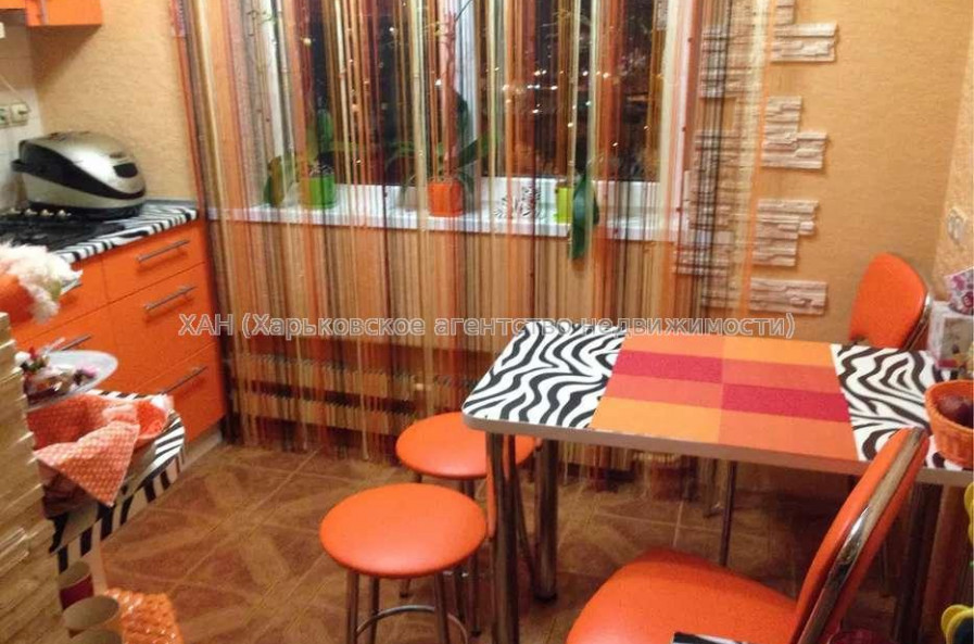 Продам квартиру, Амосова ул. , 4  ком., 65 м², капитальный ремонт 