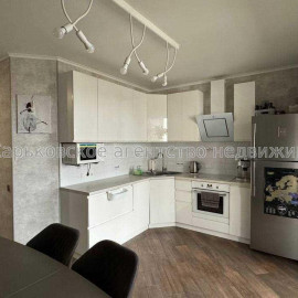 Продам квартиру, Гвардейцев Широнинцев ул. , 2 кім., 75 м², капитальный ремонт