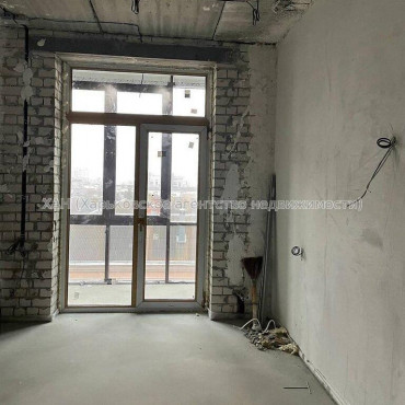 Продам квартиру, Динамовская ул. , 2 кім., 82 м², без внутренних работ 