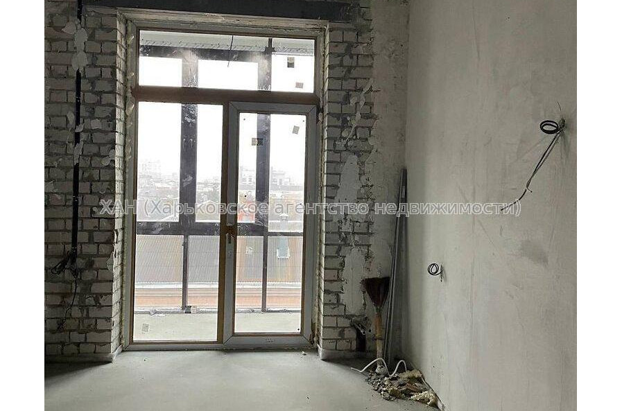 Продам квартиру, Динамовская ул. , 2 кім., 82 м², без внутренних работ 