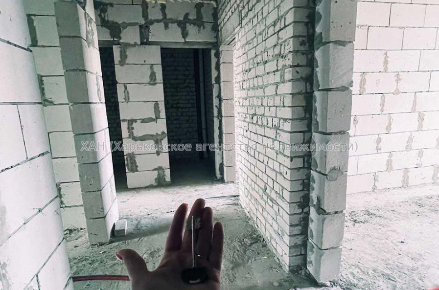 Продам квартиру, Динамовская ул. , 2 кім., 82 м², без внутренних работ 