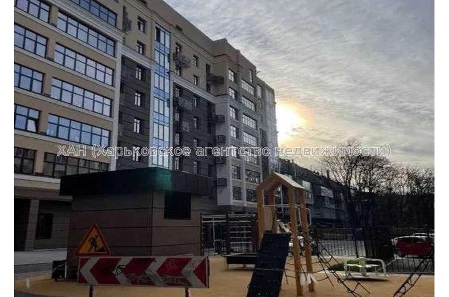 Продам квартиру, Динамовская ул. , 2 кім., 82 м², без внутренних работ 