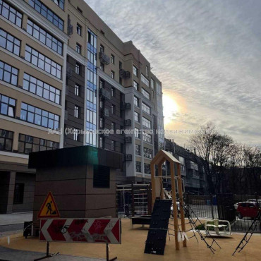 Продам квартиру, Динамовская ул. , 2 кім., 82 м², без внутренних работ 