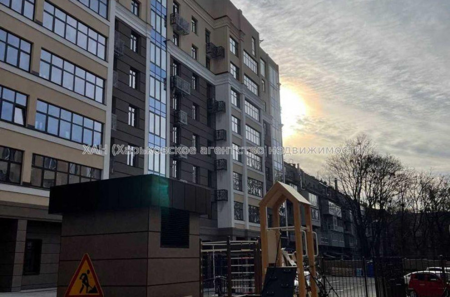 Продам квартиру, Динамовская ул. , 2 кім., 82 м², без внутренних работ 